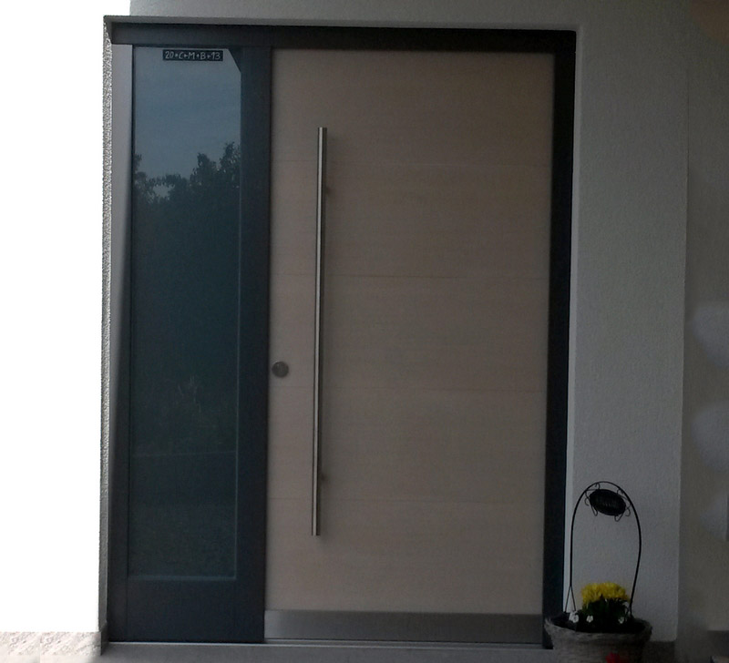 Moderne Holzhaustüre mit Seitenteil, RAL 7015 Schiefergrau/Türblatt holzfarben