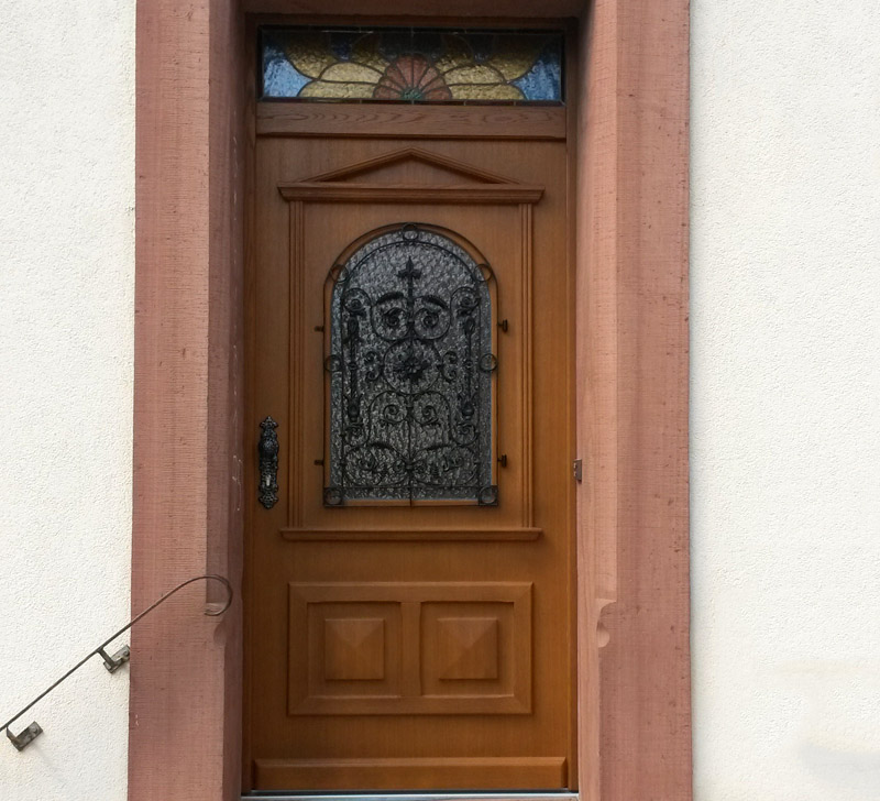 Stil Holzhaustüre mit Oberlicht in Eiche mit Bleiverglasung und Gitter