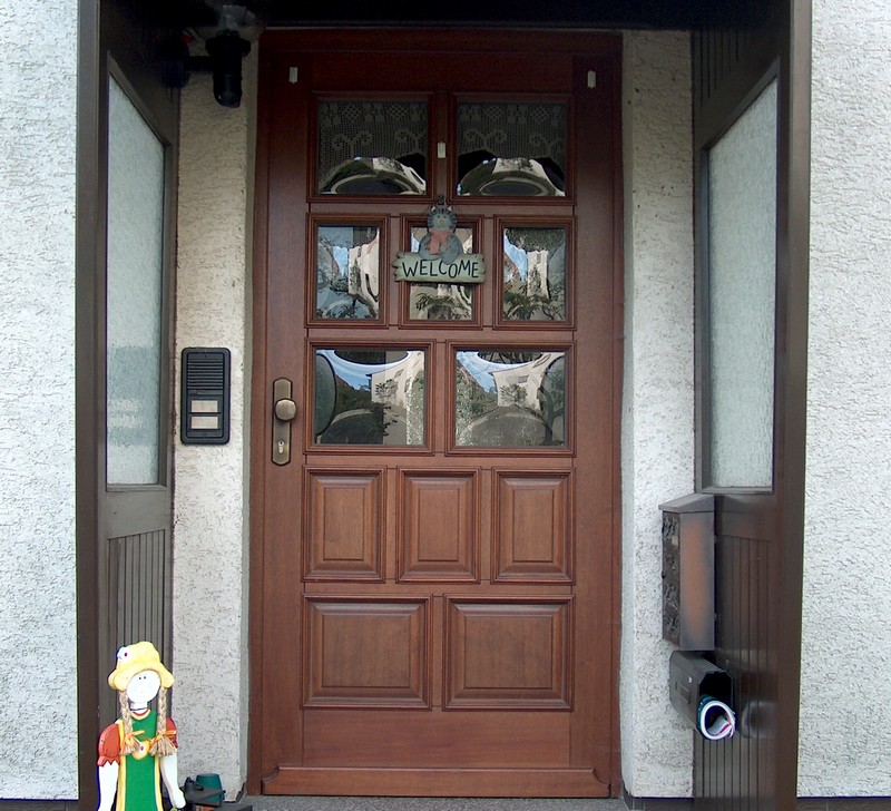Klassische Holzhaustüre in Meranti holzfarben mit Wölbglas