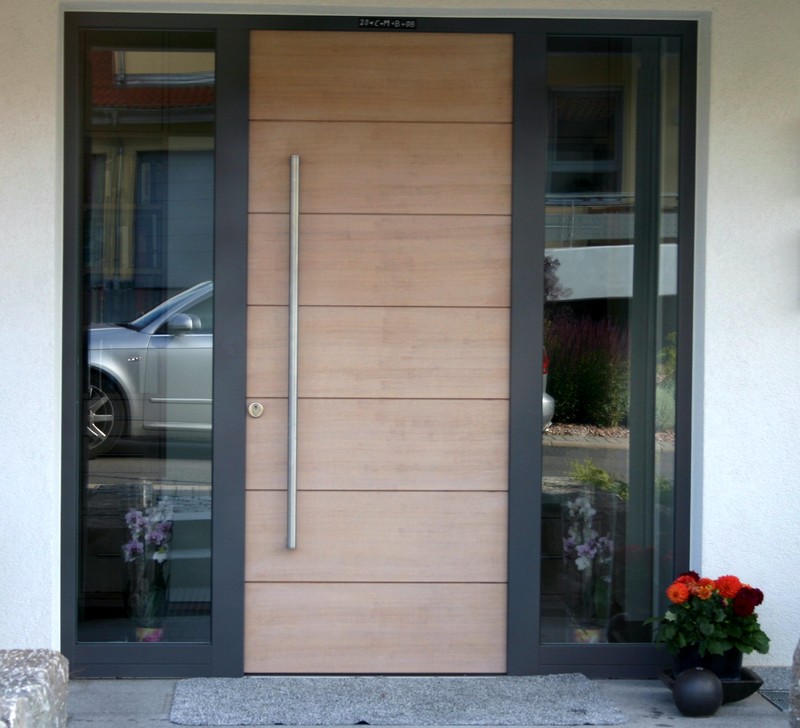Moderne Holzhaustüre mit 2 Seitenteilen, RAL 7015 Schiefergrau/Türblatt holzfarben