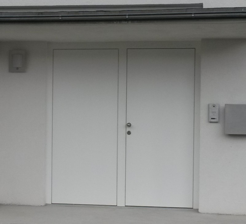 Moderne Holzhaustüre ohne Verglasung mit Seitenteil, RAL 9016 Verkehrsweiß